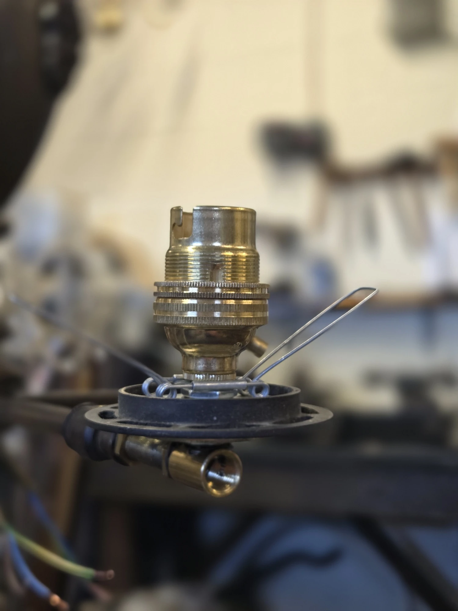 BC bayonet lampholder with spring-loaded clips designed to retain a colza glass shade on an antique gasolier.