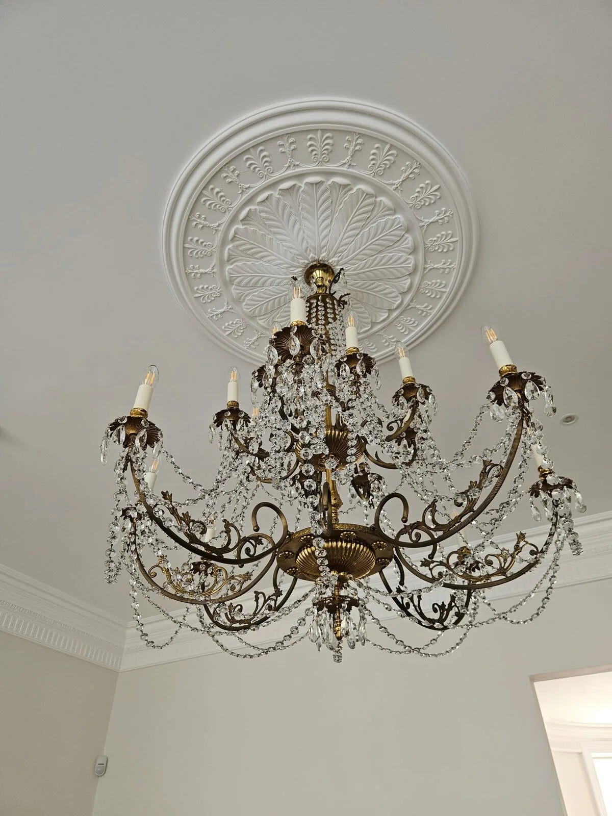 Italian glass chandelier reinstalled in Marylebone after re-electrification