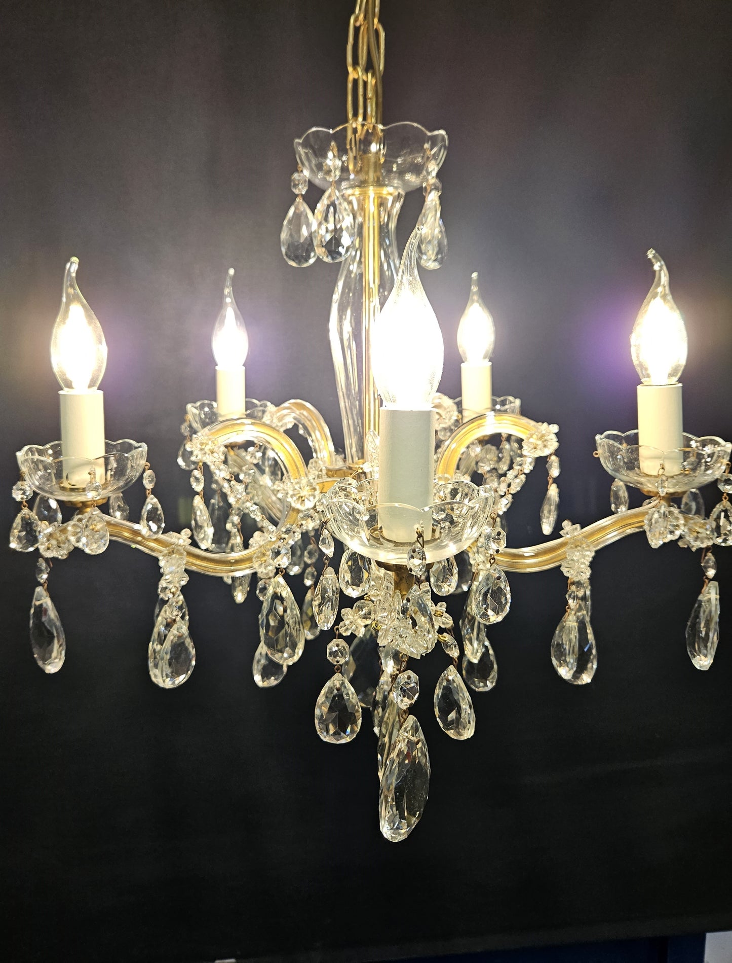 5-Arm Marie Therese Chandelier_lit up